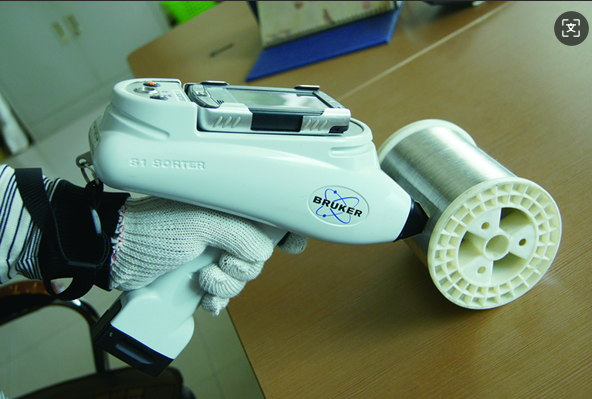 Handheld spectrometer for material analysis